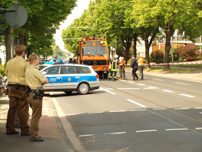 LKW riss Oberleitung ab Koeln Deutz Am Schnellert Siegburgerstr P050.JPG